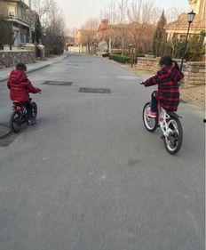 娛樂吃瓜醬騎車摔倒,健康安全不容忽視