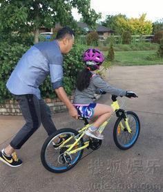 娛樂吃瓜醬騎車摔倒,健康安全不容忽視