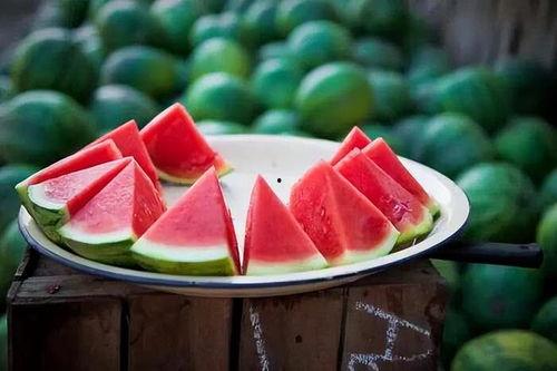 東瓜娛樂中老年吃瓜,中老年群體樂享“吃瓜”時光