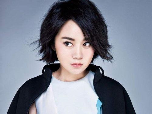 娛樂吃瓜妹閆妮是誰扮演的,揭秘幕后喜劇女王